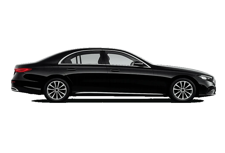 Schwarze Mercedes Limousine fährt von links ins Bild